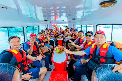 Hiện nay các đơn vị chức năng thuộc Sở Xây dựng tỉnh An Giang, Cảnh sát giao thông, Bộ đội Biên phòng... ra quân kiểm tra đối với tất cả các phương tiện thủy vận tải hành khách phải đảm bảo quy trình an toàn giao thông đường thủy, tuyệt đối không cho xuất bến nếu hành khách không mặc áo phao hoặc phương tiện không trang bị đủ áo phao.