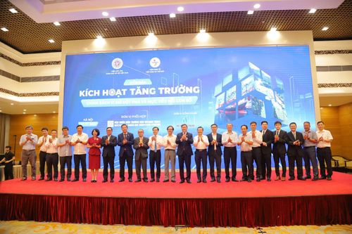 Các đại biểu, chuyên gia và khách mời chụp ảnh lưu niệm tại Diễn đàn "Kích hoạt tăng trưởng: Chính sách vi mô đột phá và mục tiêu hai con số".