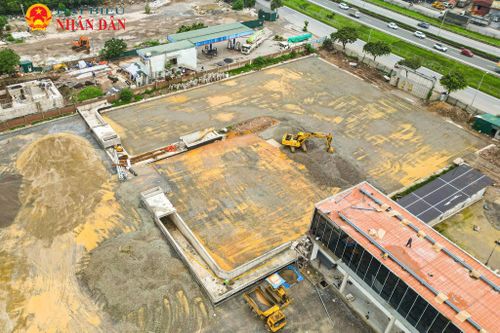 Xung quanh dự án đang được san lấp, thảm nhựa, bê tông và trồng cây xanh