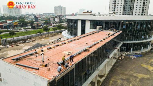 Theo ghi nhận của Phóng viên, hiện dự án sắp được hoàn thành, bên ngoài công trình được lắp đặt rất nhiều kính cường lực
