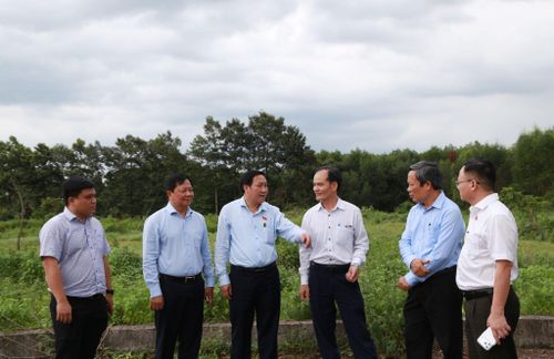 Đoàn ĐBQH TP. Đồng Nai khảo sát thực tế tại dự án trên địa bàn phường Trảng Bom. Ảnh: Văn Dũng