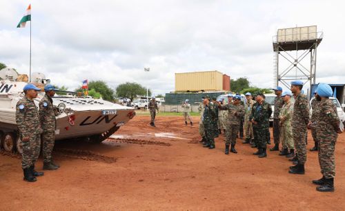 Đoàn công tác trao đổi kinh nghiệm nhiệm vụ với Tiểu đoàn Bộ binh Ấn Độ. Ảnh: Thế Vững