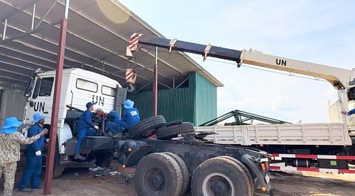 Trao đổi nghiệp vụ và tháo gỡ các vướng mắc kỹ thuật ngay tại thực địa. Ảnh: Hải Yến