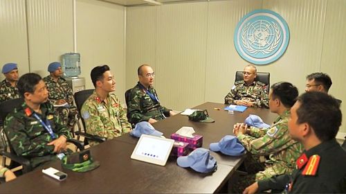 Đại tá Phạm Tân Phong hội đàm cùng Tư lệnh Phái bộ UNISFA về các kế hoạch phối hợp trọng tâm. Ảnh: Văn Quyết