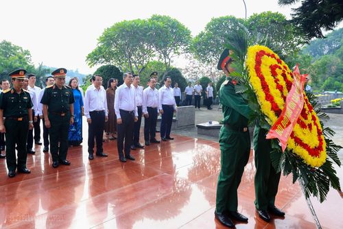 Thủ tướng Chính phủ và các đại biểu tới dâng hương, dâng hoa tại Nghĩa trang Liệt sĩ Trung tâm tỉnh Lào Cai. Ảnh: VGP.