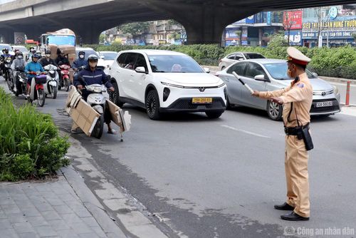 Tổ công tác làm nhiệm vụ trên đường Khuất Duy Tiến ngày 13/7.