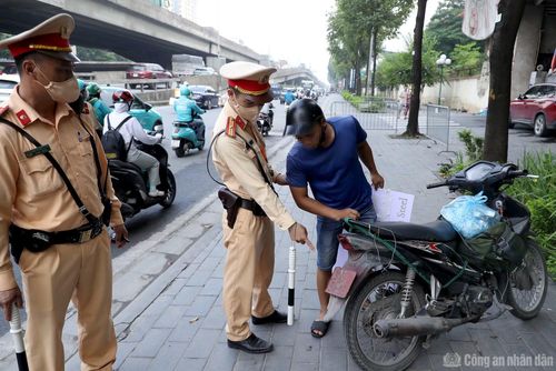 CSGT dừng phương tiện do tài xế N.Q.N. điều khiển.