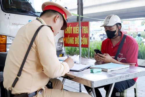CSGT lập biên bản xử phạt các trường hợp vi phạm.