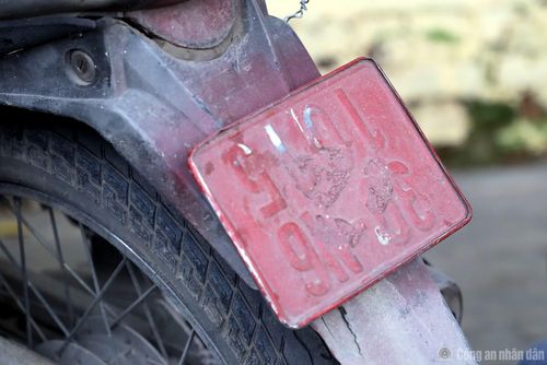 Phần biển số lắp ngược và bôi sơn màu đỏ.