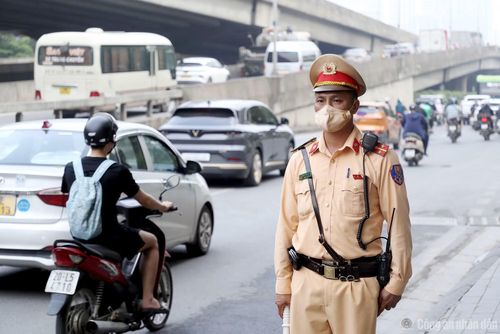 Cán bộ CSGT làm nhiệm vụ trên đường.