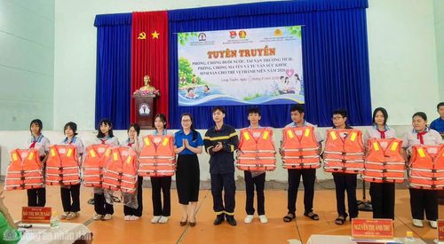 Ban tổ chức tặng áo phao cho học sinh trong chương trình tuyên truyền phòng chống đuối nước và tai nạn thương tích.