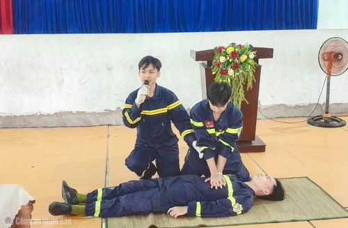 Phòng Cảnh sát PCCC&amp;CNCH CATP Cần Thơ hướng dẫn cách sơ cứu người bị đuối nước.