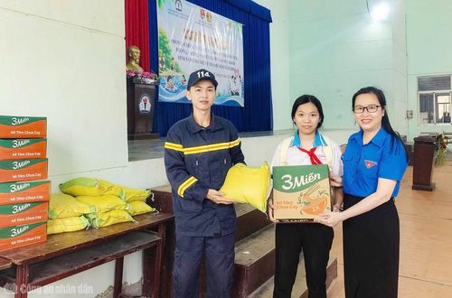 Ban tổ chức tặng quà các em học sinh trong chương trình tuyên truyền phòng chống đuối nước và tai nạn thương tích.