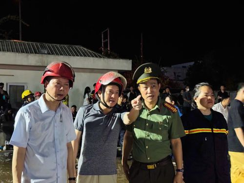 Đại tá Trần Thái Quang Hoàng và Đại tá Trịnh Văn Giang, Phó Giám đốc Công an tỉnh Thanh Hóa có mặt tại hiện trường chỉ đạo công tác chữa cháy.