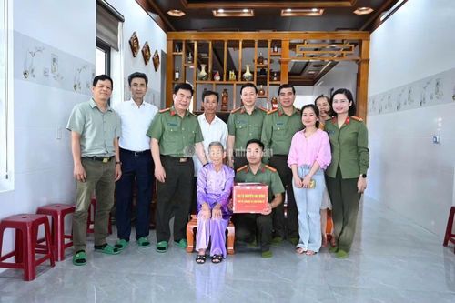 Đoàn tới thăm hỏi, động viên và trao quà tới 3 Bà mẹ Việt Nam Anh hùng cùng 2 cựu chiến binh từng trực tiếp chiến đấu trên chiến trường Quảng Trị.