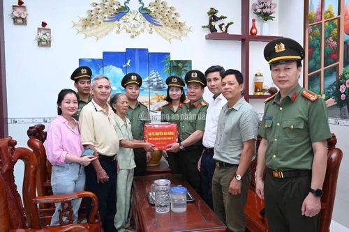 Những phần quà được trao tận tay không chỉ mang giá trị vật chất mà còn gửi gắm tình cảm, sự tri ân chân thành của cán bộ, chiến sĩ Bộ Tư lệnh Cảnh vệ.