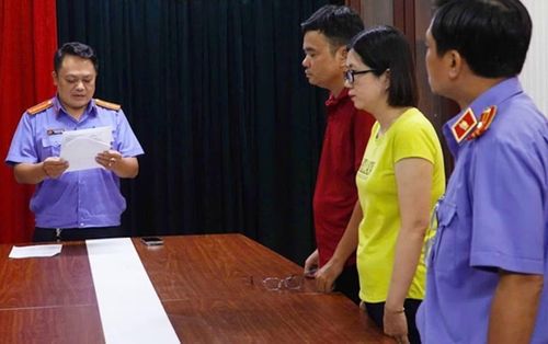 Cơ quan điều tra tống đạt quyết định tố tụng đối với bị can Phan Thị Trúc Ly và Lê Phong Cảnh.