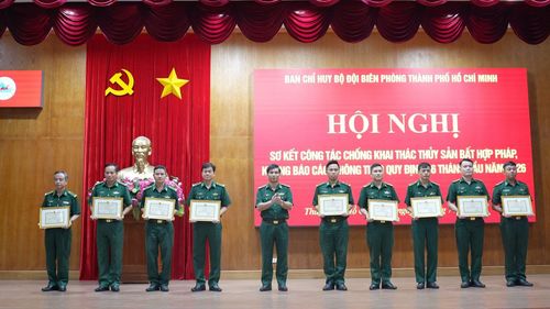 Trao Giấy khen của Ban Chỉ huy Bộ đội Biên phòng TP Hồ Chí Minh cho các cá nhân, tập thể có thành tích tiêu biểu trong công tác phòng, chống khai thác IUU.