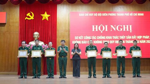Trao Bằng khen của Chủ tịch UBND TP Hồ Chí Minh cho tập thể và cá nhân có thành tích tiêu biểu trong công tác phòng, chống khai thác IUU.