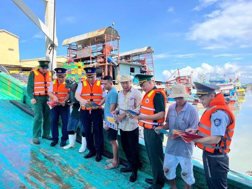 Đồn Biên phòng Bến Đá phối hợp tuyên truyền chống khai thác IUU. 