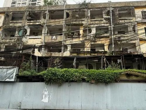Thành phố cần có các giải pháp quyết liệt hơn nhằm tháo gỡ các khó khăn, vướng mắc trong cải tạo chung cư cũ. Ảnh: Thùy Chi