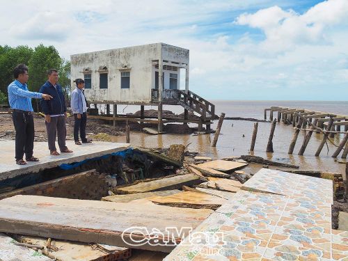 Sóng biển gây sạt lở nhà dân tại khu vực cửa biển Hố Gùi (ấp Mai Hoa, xã Tân Tiến, tỉnh Cà Mau).