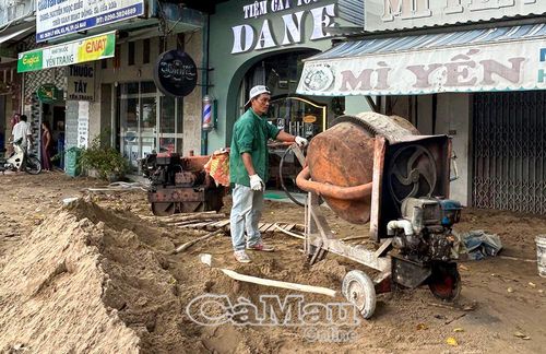 Các đơn vị thi công dự án nâng cấp đường Lý Bôn (phường An Xuyên) triển khai hạng mục vỉa hè.
