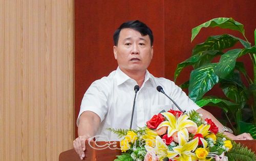  Ông Võ Nhật Minh Tâm, Hiệu trưởng Trường THPT Giá Rai (phường Giá Rai), trình bày tham luận về công tác ôn tập, thi thử và nâng cao chất lượng kỳ thi.