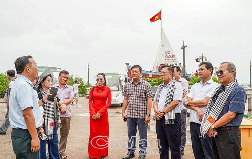  Đoàn khảo sát thẩm định, đánh giá tại biểu tượng con tàu Mũi Cà Mau thuộc Khu Du lịch Mũi Cà Mau.