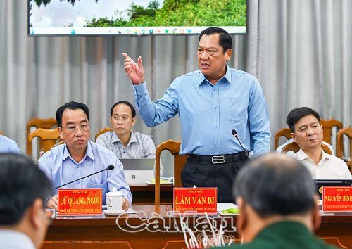  Đồng chí Lâm Văn Bi, Ủy viên Ban Thường vụ Tỉnh ủy, Phó Chủ tịch Thường trực UBND tỉnh, nêu những trở ngại của địa phương trong đầu tư phát triển khi không có nguồn vật liệu xây dựng, điều kiện địa chất yếu dẫn đến suất đầu tư cao, chịu nhiều ảnh hưởng của biến đổi khí hậu.