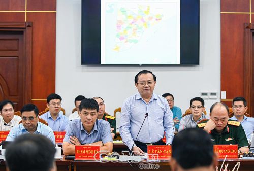  Đồng chí Lê Tấn Cận, Thứ trưởng Bộ Tài chính, thông tin những định hướng đầu tư phát triển sẽ triển khai trên địa bàn tỉnh Cà Mau.