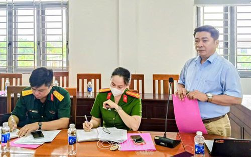 Giám đốc Trung tâm Phục vụ hành chính công xã Long Điền Dương Quốc Toàn giải trình, làm rõ một số nội dung đoàn giám sát quan tâm.