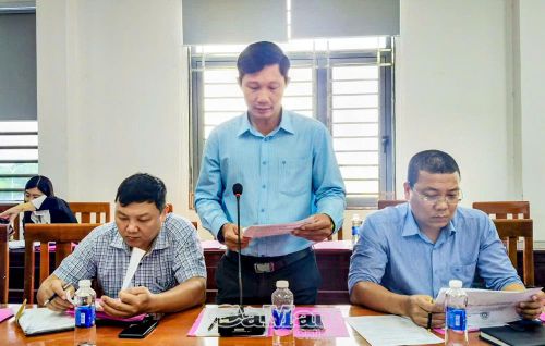 Trưởng phòng Văn hóa - Xã hội xã Long Điền Tô Văn Thái báo cáo kết quả thực hiện các quy định của pháp luật về công tác cải cách hành chính trên địa bàn xã.