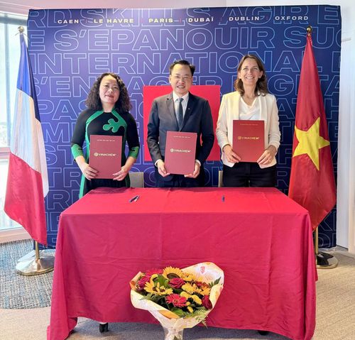 Ngày 06/7/2025, tại thành phố Le Havre (Cộng hòa Pháp), Đoàn công tác đã tham dự Lễ Khai giảng Chương trình bồi dưỡng lãnh đạo, quản lý cấp cao và Lễ ký kết Bản ghi nhớ hợp tác (MOU) giữa Vinachem, Học viện Hành chính và Quản trị công cùng Trường Quản trị Normandie