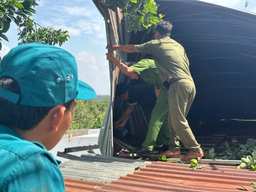 Cán bộ chiến sỹ Công an xã Xuân Định và Ban chỉ huy Quân sự xã hỗ trợ giúp các hộ dân khắc phục hậu quả do thiên tai.