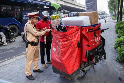 Hàng hóa được sắp xếp cồng kềnh, không đúng quy định.