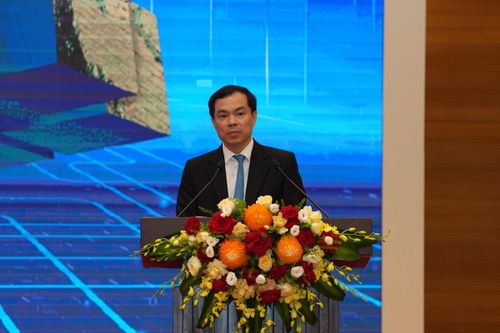 PGS. TS Nguyễn Mạnh Hùng - Phó Giám đốc Học viện Chính trị quốc gia Hồ Chí Minh phát biểu tại diễn đàn. Ảnh: Ban tổ chức