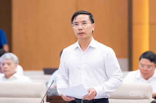 Thống đốc Ngân hàng Nhà nước Phạm Đức Ấn trình bày tóm tắt Tờ trình về dự án Luật sửa đổi, bổ sung một số điều của Luật Ngân hàng Nhà nước Việt Nam, Luật Phòng, chống rửa tiền và Luật Các tổ chức tín dụng.
