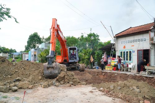 Tại khu vực thi công, máy xúc liên tục thực hiện công tác san gạt, dọn dẹp mặt bằng. Trước đó, dự án thành phần 3 về bồi thường, hỗ trợ, tái định cư đoạn qua TP.HCM vừa được điều chỉnh tổng mức đầu tư lên hơn 6.382,9 tỷ đồng, tăng từ mức 5.270 tỷ đồng trước đây.