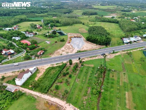 Song song đó, công nhân cũng đang đào hạ, cung cấp vật liệu và đắp nền đường K95 cho đường song hành hai bên Tỉnh lộ 8, đoạn từ Km1+522 đến Km1+662. Tại nút giao với Tỉnh lộ 787 (xã An Tịnh, tỉnh Tây Ninh), nhà thầu đã tập kết xe lu, máy xúc cùng nhiều thiết bị chuyên dụng, sẵn sàng triển khai thi công các hạng mục trong thời gian tới.