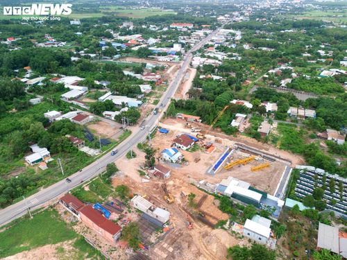Cao tốc TP.HCM - Mộc Bài do Ban Quản lý dự án đầu tư xây dựng các công trình giao thông TP.HCM làm chủ đầu tư, có tổng chiều dài khoảng 51 km. Trong đó, đoạn qua TP.HCM dài khoảng 24,7 km, đoạn qua tỉnh Tây Ninh dài khoảng 26,3 km.