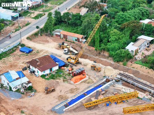 Điểm đầu dự án kết nối với đường Vành đai 3 TP.HCM tại xã Phú Hòa Đông. Tại khu vực đường dẫn kết nối Tỉnh lộ 15, nhà thầu đã triển khai dọn dẹp mặt bằng, phát quang cây cỏ để phục vụ thi công.