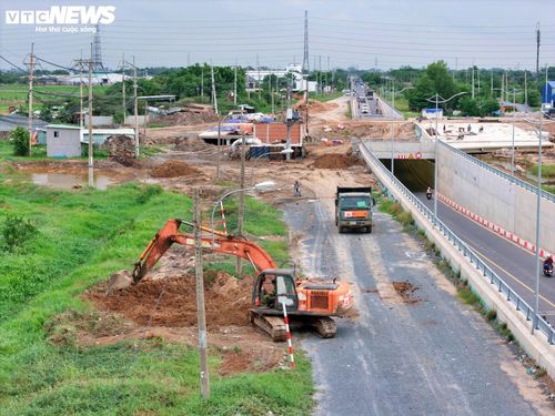 Đại diện nhà thầu cho biết đơn vị đang thi công tổ hợp ván khuôn phục vụ sản xuất dầm và lắp đặt cẩu long môn cho hạng mục sản xuất dầm SPT. Đến nay, nhà thầu đã hoàn thành thi công cọc khoan nhồi các trụ T2, T3 và T4 gồm 27 cọc khoan nhồi đường kính 1,2 m, chiều dài từ 50 - 51 m, đồng thời tiếp tục lắp đặt cẩu long môn phục vụ công tác sản xuất dầm.
