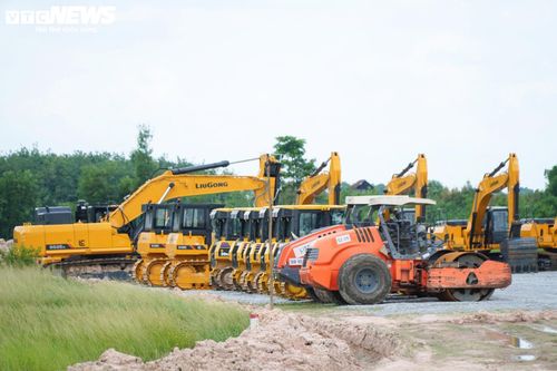 Nhiều máy móc, thiết bị chuyên dụng đã được huy động đến công trường. Cùng với đó, nhà điều hành dự án cũng đang được hoàn thiện nhằm phục vụ công tác tổ chức thi công.