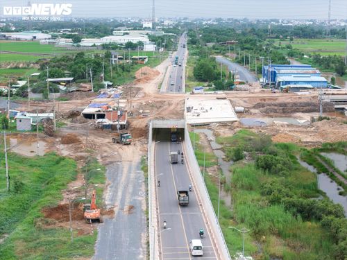 Theo phương án điều chỉnh, diện tích thu hồi đất được cập nhật khoảng 216 ha với khoảng 2.090 trường hợp bị ảnh hưởng. Tại vị trí xây dựng cầu vượt ngang Tỉnh lộ 8, liên danh Trung Nam E&amp;C và Tập đoàn Quang Phúc đã triển khai thi công nhiều hạng mục.