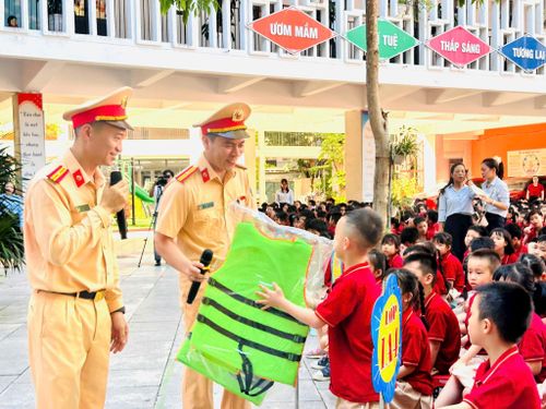 Đội Cảnh sát giao thông đường thủy số 2, Phòng Cảnh sát giao thông, Công an thành phố Hà Nội tuyên truyền chống đuối nước tại trường học. Ảnh: PV