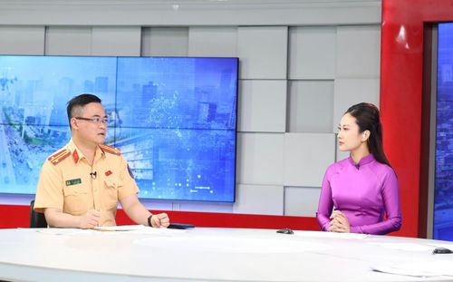 Trung tá Đào Việt Long, Phó Trưởng phòng Cảnh sát giao thông, Công an thành phố Hà Nội trao đổi tại Chương trình Hà Nội chuyển động với chủ đề “Giảm ùn tắc giao thông: Từ xử lý điểm nóng đến quản trị chủ động’’ do Cơ quan Báo và Phát thanh, Truyền hình Hà Nội thực hiện. Ảnh: Thanh Hải