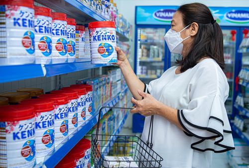 Người tiêu dùng tín nhiệm lựa chọn các sản phẩm của Vinamilk. Ảnh: Vinamilk