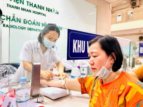 Người cao tuổi được lấy máu xét nghiệm tại chương trình. Ảnh: Trần Oanh