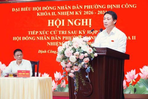 Phó Chủ tịch UBND phường Định Công Nguyễn Sỹ Phong phát biểu tại hội nghị. Ảnh: Huy Hoàng